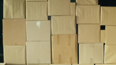 Sitedeki Mühendis, Modern İnşaatta Teknolojinin Kullanımını Gösteren Tablet 'teki Proje Planlarını İnceledi. Bu, Yapı Sürecinin Akıtılmasında Dijital Araçların Rolünü Vurgular