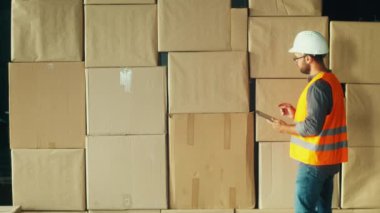 Sitedeki Mühendis, Modern İnşaatta Teknolojinin Kullanımını Gösteren Tablet 'teki Proje Planlarını İnceledi. Bu, Yapı Sürecinin Akıtılmasında Dijital Araçların Rolünü Vurgular