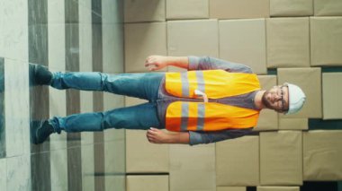 Dikey video. Hard Hat and Safety Yelek Mühendisi Yoğun İnşaat Alanında Çalışıyor, Dinamik bir Çevrede Esneklik ve Adaptasyon Gösteriyor.