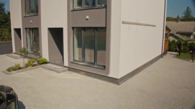 Üst Manzara İki Silahlı Soygun Girişimi Ama Evi Koruma Köpeği Koruması Yapıyor. Ev Güvenliği Konsepti Hayvan Koruma ve Suç Faaliyetini Belirleyen Köpekler Rolü