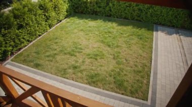 Üst Manzara. Gündüz vakti bir hırsız kaçmaya çalışır, ama mülkü koruyan bir bekçi köpeği tarafından yakalanır. Suçu Önleme ve Koruma Gündüz Güvenliğinde Köpekler Rolünü Vurguluyor.