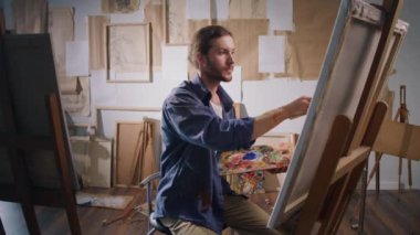 Bir Erkek Sanatçı, Sanat Terapisinin bir parçası olarak Parlak, Otantik Stüdyosunda Resim Yapıyor, Duygusal Sorunlarla Yaratıcılık Kullanıyor. Zihinsel Sağlık ve Duygusal İyileştirme için Sanat Terapisi.