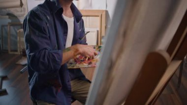 Stres atmak ve zihinsel refahı arttırmak için atölyesinde bir sanatçı çiziyor. Sanatın Duygusal Kişisel Düzenlemedeki Önemi ve Stres Azaltma Sağlığındaki Yaratıcılığın Rolünü Vurguluyor.