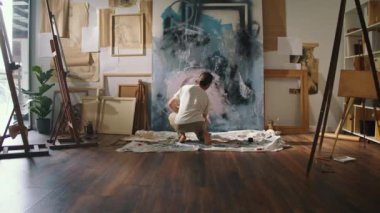 Bir Sanatçı, Sanat 'ın Hayatla Mücadele ve Stresle Mücadele Aracı olarak Çizerek Duygusal Dayanıklılığı Nasıl Artırdığını Keşfetmektedir. Yaratıcılığın İyileştirici Gücü ve Duygusal İstikrarı Sağlama Rolü