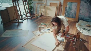 Bir Erkek Sanatçı Psikolojik Dengeyi ve İç Barışı İyileştirmek İçin Terapi Uygulaması Yapıyor. Eserleri Parlak ve İlham Veren Stüdyoda Yeni Sanatlar Oluşturur.