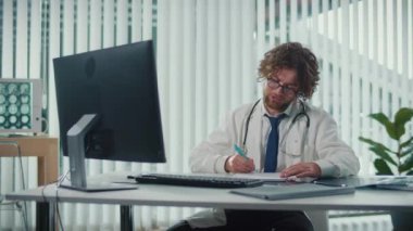Uzaktan kumandalı tıbbi yardım sunan bir doktor video danışmanlığı vasıtasıyla hastalara yardım ediyor. Teletıp ve Çevrimiçi Sağlık Hizmetleri kavramı, Dijital Tıbbi Hizmetlerin Yararlarının Vurgulanması