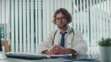 Çağdaş Ofiste Çalışan Bir Doktorun Portresi Hasta Danışmanlığı ve İdari Görevleri Dengelemek. Profesyonelliği ve Modern Tıbba Bağlılığı Yaklaşımını Tanımlıyor