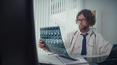 Bilgisayar ekranındaki röntgenleri ve CT taramalarını analiz eden bir doktor, Dijital Tıbbi Verileri doğru tanı ve tedavi planları sağlamak için gözden geçirir. Tıbbi Profesyonellik ve Uzman Bakımı kavramı