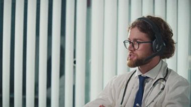 Uzaktan kumandalı tıbbi yardım sunan bir doktor video danışmanlığı vasıtasıyla hastalara yardım ediyor. Teletıp ve Çevrimiçi Sağlık Hizmetleri kavramı, Dijital Tıbbi Hizmetlerin Yararlarının Vurgulanması