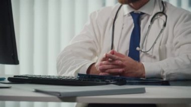 Uzaktan kumandalı tıbbi yardım sunan bir doktor video danışmanlığı vasıtasıyla hastalara yardım ediyor. Teletıp ve Çevrimiçi Sağlık Hizmetleri kavramı, Dijital Tıbbi Hizmetlerin Yararlarının Vurgulanması