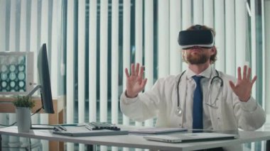 Bir Doktor, Sanal Danışmanlık sırasında Hasta Verilerini Analiz etmek, Teşhis ve Tedavi Verimliliğini Geliştirmek için Yapay Zeka Kullanıyor. Çevrimiçi Tıpta Yapay Zeka Bütünleşmesi kavramı