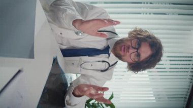 Dikey video. Bir Doktor, Hastalara Danışmak Uzaktan Tıbbi Yardım Vermek İçin Online Platformlar Kullanıyor. Teletıp kavramı, uygun ve ulaşılabilir sağlık hizmeti sağlama.