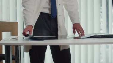 Bilgisayar ekranındaki röntgenleri ve CT taramalarını analiz eden bir doktor, Dijital Tıbbi Verileri doğru tanı ve tedavi planları sağlamak için gözden geçirir. Tıbbi Profesyonellik ve Uzman Bakımı kavramı