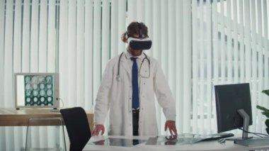 Bir Doktor, Sanal Danışmanlık sırasında Hasta Verilerini Analiz etmek, Teşhis ve Tedavi Verimliliğini Geliştirmek için Yapay Zeka Kullanıyor. Çevrimiçi Tıpta Yapay Zeka Bütünleşmesi kavramı