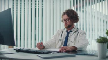 Uzaktan kumandalı tıbbi yardım sunan bir doktor video danışmanlığı vasıtasıyla hastalara yardım ediyor. Teletıp ve Çevrimiçi Sağlık Hizmetleri kavramı, Dijital Tıbbi Hizmetlerin Yararlarının Vurgulanması