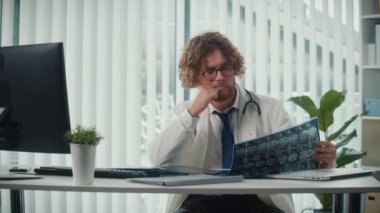 Bilgisayar ekranındaki röntgenleri ve CT taramalarını analiz eden bir doktor, Dijital Tıbbi Verileri doğru tanı ve tedavi planları sağlamak için gözden geçirir. Tıbbi Profesyonellik ve Uzman Bakımı kavramı