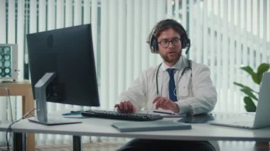 Uzaktan kumandalı tıbbi yardım sunan bir doktor video danışmanlığı vasıtasıyla hastalara yardım ediyor. Teletıp ve Çevrimiçi Sağlık Hizmetleri kavramı, Dijital Tıbbi Hizmetlerin Yararlarının Vurgulanması