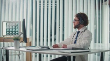 Uzaktan kumandalı tıbbi yardım sunan bir doktor video danışmanlığı vasıtasıyla hastalara yardım ediyor. Teletıp ve Çevrimiçi Sağlık Hizmetleri kavramı, Dijital Tıbbi Hizmetlerin Yararlarının Vurgulanması