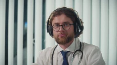 Bir Doktor, Hastalara Danışmak Uzaktan Tıbbi Yardım Vermek İçin Online Platformlar Kullanıyor. Teletıp kavramı, uygun ve ulaşılabilir sağlık hizmeti sağlama.