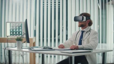 Bir Doktor, Sanal Danışmanlık sırasında Hasta Verilerini Analiz etmek, Teşhis ve Tedavi Verimliliğini Geliştirmek için Yapay Zeka Kullanıyor. Çevrimiçi Tıpta Yapay Zeka Bütünleşmesi kavramı