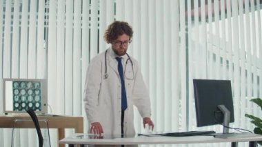 Bilgisayar ekranındaki röntgenleri ve CT taramalarını analiz eden bir doktor, Dijital Tıbbi Verileri doğru tanı ve tedavi planları sağlamak için gözden geçirir. Tıbbi Profesyonellik ve Uzman Bakımı kavramı