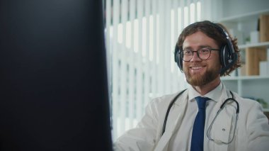 Anksiyete ve Depresyonu Uzaktan Yöneten Hastalara Uzaktan Yardım Eden Bir Doktor, Akıl Sağlığı üzerine Sanal Danışmanlık Yapıyor. Teletıp ve Ruh Sağlığı Konsepti Uzaktan Destek Teklif Ediyor