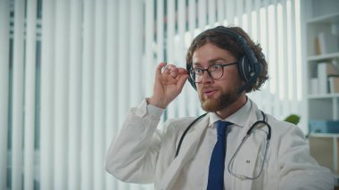 Anksiyete ve Depresyonu Uzaktan Yöneten Hastalara Uzaktan Yardım Eden Bir Doktor, Akıl Sağlığı üzerine Sanal Danışmanlık Yapıyor. Teletıp ve Ruh Sağlığı Konsepti Uzaktan Destek Teklif Ediyor