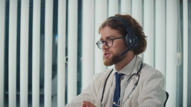 Modern Ofiste, Yenilikçi Aletlerle donatılmış Gelişmiş Teknoloji Teşhis ve Tedavi İçin Doktor Kullanımı. Dijital dünyada modern doktor kavramı, tıbbı birleştirme