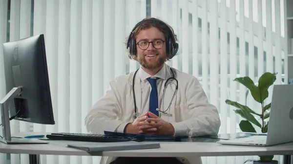 Uzaktan kumandalı tıbbi yardım sunan bir doktor video danışmanlığı vasıtasıyla hastalara yardım ediyor. Teletıp ve Çevrimiçi Sağlık Hizmetleri kavramı, Dijital Tıbbi Hizmetlerin Yararlarının Vurgulanması