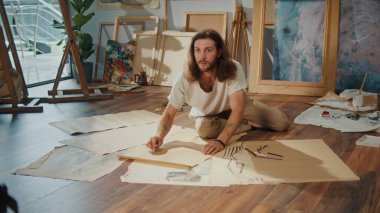 Bir Erkek Sanatçı Psikolojik Dengeyi ve İç Barışı İyileştirmek İçin Terapi Uygulaması Yapıyor. Eserleri Parlak ve İlham Veren Stüdyoda Yeni Sanatlar Oluşturur.
