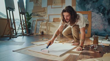 Bir Erkek Sanatçı Psikolojik Dengeyi ve İç Barışı İyileştirmek İçin Terapi Uygulaması Yapıyor. Eserleri Parlak ve İlham Veren Stüdyoda Yeni Sanatlar Oluşturur.