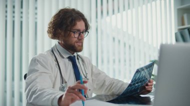 Modern Ofiste, Yenilikçi Aletlerle donatılmış Gelişmiş Teknoloji Teşhis ve Tedavi İçin Doktor Kullanımı. Dijital dünyada modern doktor kavramı, tıbbı birleştirme