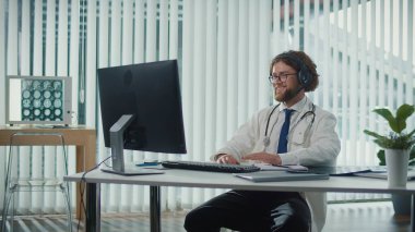Anksiyete ve Depresyonu Uzaktan Yöneten Hastalara Uzaktan Yardım Eden Bir Doktor, Akıl Sağlığı üzerine Sanal Danışmanlık Yapıyor. Teletıp ve Ruh Sağlığı Konsepti Uzaktan Destek Teklif Ediyor
