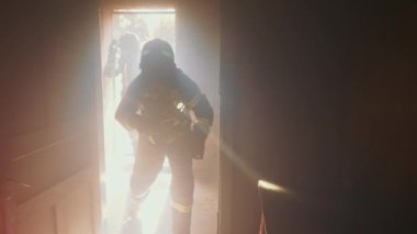 Kapalı bir alanda itfaiyeciler çarpışma tehlikesiyle karşı karşıya. Çökme riskiyle yüzleşiyorlar. Çalışmaları, Hayat Kurtarmak İçin Yanan Bir Bina 'ya Girerken Karşılaşılan Tehlikeli ve Aşırı Koşulları Vurguluyor