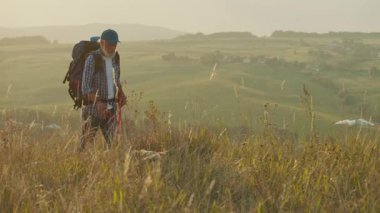 Kardiyovasküler Sağlık, Akıl Sağlığı, Aktif Yaşlanma. Dağlarda Kıdemli Yürüyüşler Emeklilik ve Doğa 'nın tadını çıkarıyor. İlham verici Özgürlük, Kuvvet ve Pozitif Yaşlanma Sahnesi