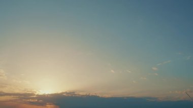 Ruhani Neşe, Doğaya İnanç, Minnettar Yaşam. Sırt çantalı son sınıf öğrencisi, Sunset 'te bir dağın zirvesinde kollarını kaldırarak duruyor, Tanrı' yı güçlü bir ibadet anında ve doğada dehşet içinde överek övüyor.