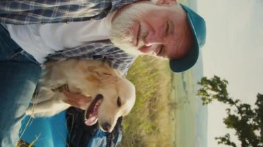 Dikey video. Neşeli Emeklilik, Dijital Özgürlük. Yaşlılar ve Köpekler 
