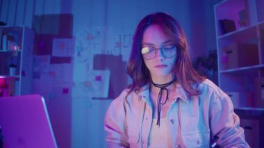 Tasarım Düşünme, Yaratıcı Çalışma Akışı, Görsel Planlama. Laptopun Önündeki Kadın Çizimleri, Duvardaki Taslaklarla çevrili. Kişisel Fikir ve Yapı Stüdyosunda Bir Konsantrasyon Anı