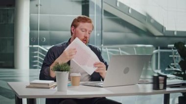 Burnout, Duygusal Yük, Ofis Stres. Sinirli Bir Adam Görüntü Çağrısında Bağırıyor, Ekrandaki Çizelgeler ve Rakamlar Etkileniyor. Zihinsel Yorgunluk ve İşyeri Baskısının Gerçekçi Sahnesi