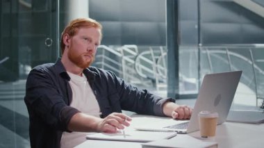 Burnout ve Duygusal Yük, Ofis stresi, Zihinsel Yorgunluk. Gergin ve bitkin bir adam masasında çalışır, görevlerini yerine getirmek için çabalar. Gerçekçi Baskı, Aşırı Çalışma ve Duygusal Gerilim Sahnesi