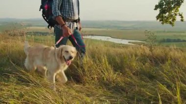 Kardiyovasküler Sağlık, Akıl Sağlığı, Aktif Yaşlanma. Dağlarda Kıdemli Yürüyüşler Emeklilik ve Doğa 'nın tadını çıkarıyor. İlham verici Özgürlük, Kuvvet ve Pozitif Yaşlanma Sahnesi