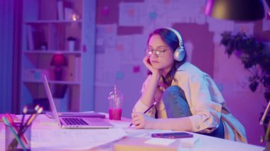 Yaratıcı Kendini Keşfetme, Dijital İfade, Genel Z Alanı. Genç Kız Neon Room 'da çalışıyor, Kişisel bir projeye ya da ev ödevine dalmış. Yaratıcılık, kendisini ve dünyayı anlamanın bir yolu haline gelir.