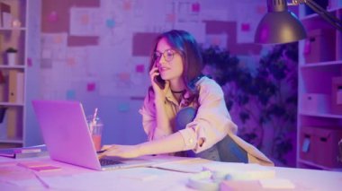 Modern Profesyonellik, Uzaktan İletişim, Dijital Çağ. Kendine güvenen kadın cep telefonuyla iş görüşmesi yapıyor. Çağdaş Kariyer Rutininde Sakin ve Odaklı Anlar