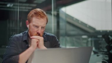 Yanık Duygusal Yük, Ofis Stres, Zihinsel Yorgunluk. Çağdaş bir ofiste, aşırı yük ve gerilimle mücadele eden yıpranmış bir adam masasında çalışıyor. Gerçekçi Baskı ve Duygusal Yorgunluk Sahnesi