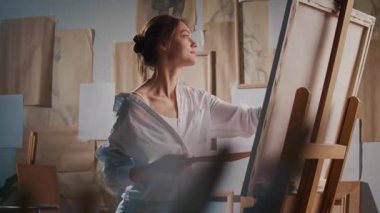 Sanat Terapisinin bir parçası olarak Parlak, Otantik Stüdyoda Bir Kadın Ressam, Duygusal Sorunlarla Çalışmak İçin Yaratıcılığı Kullanıyor. Zihinsel Sağlık ve Duygusal İyileştirme için Sanat Terapisi.