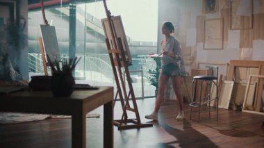 Sanat Terapisinin bir parçası olarak Parlak, Otantik Stüdyoda Bir Kadın Ressam, Duygusal Sorunlarla Çalışmak İçin Yaratıcılığı Kullanıyor. Zihinsel Sağlık ve Duygusal İyileştirme için Sanat Terapisi.