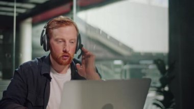 Çevrimiçi Destek, Müşteri İletişim, Dijital Servis. Gerçek zamanlı yardım sağlayan, her zaman müşterilere bağlı olan bir adam masasında çalışır. Odaklanmış Destek ve Modern Müşteri Etkileşimi Sahnesi