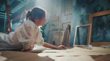 Bir Kadın Sanatçı Psikolojik Dengeyi ve İç Barışı İyileştirmek İçin Terapi Uygulaması Yapıyor. Eserleri Parlak ve İlham Veren Stüdyoda Yeni Sanatlar Oluşturur.