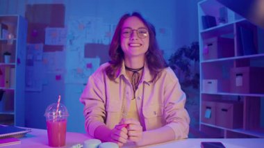 İş-Hayat Dengesi, Dijital Yaşam Tarzı, Neon Mood. Yaratıcı İçişleri Bakanlığı 'ndaki genç kadın iş videolarına katıldı. Modern Esnek Çalışma Ortamı İçin Sakin Odaklanma ve Rahatlık