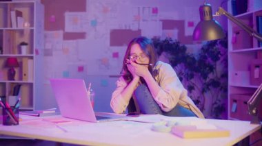 Zihinsel Yük, Duygusal Yanma, Dijital Rutin. Yorgun Kadın Neon Room 'da Gece Geç Saatlere Kadar Çalışmaya Devam Ediyor. Modern Yaratıcı Yaşamda Aşırı Yükleme ve Hırsa Gerçekçi Bir Bakış